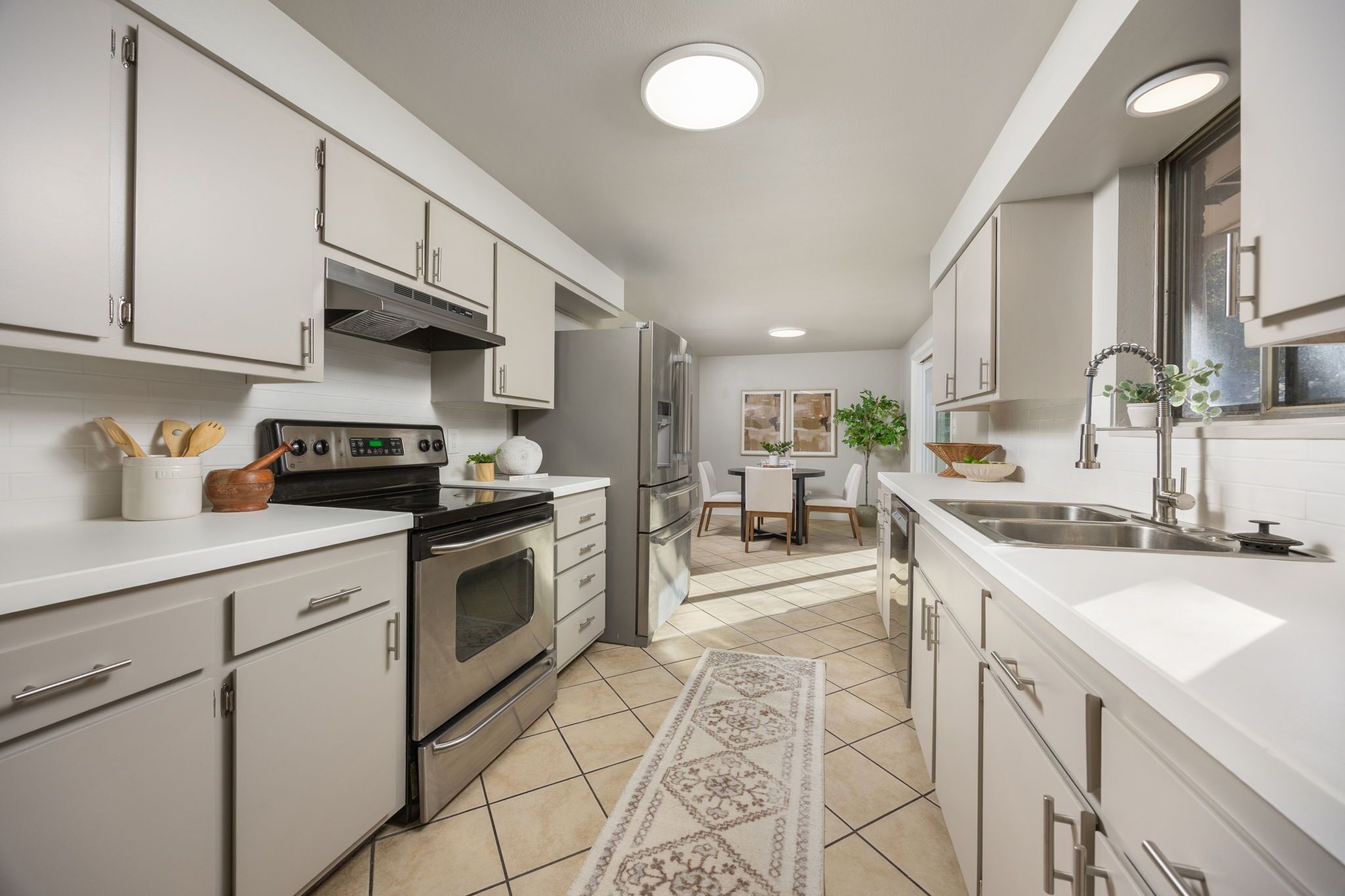 Four, plaque de cuisson, lave-vaisselle, cafetière/bouilloire