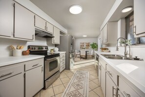 Uuni, liesi, astianpesukone, kahvin-/teenkeitin