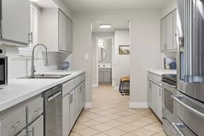 Uuni, liesi, astianpesukone, kahvin-/teenkeitin