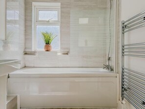 Sèche-cheveux, serviettes fournies