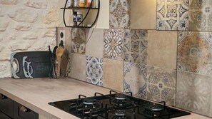 Fridge, microwave, oven, stovetop - Dordogne cottage with pool and garden – charm & nature at Le Gouzot (Urval)