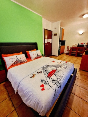 1 soverom, skrivebord, lydisolert og internettilgang