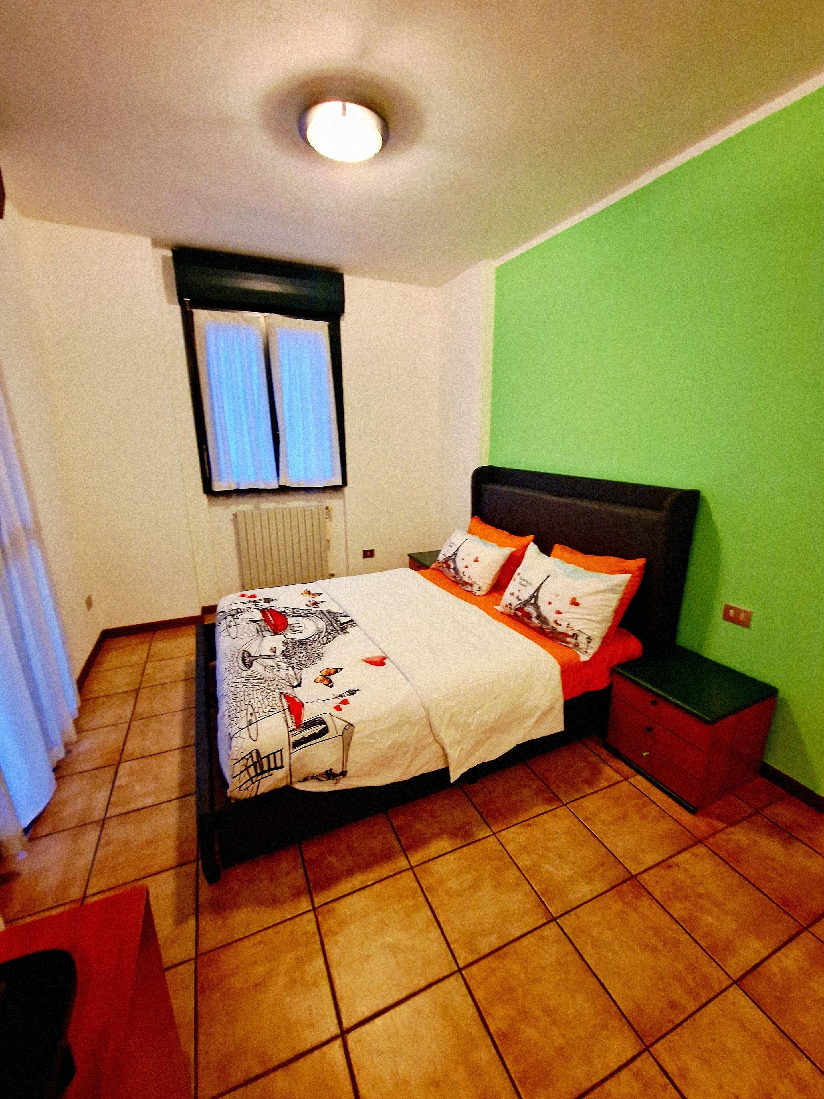 1 多间卧室、办公桌、隔音、上网接入