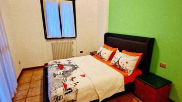 1 多间卧室、办公桌、隔音、上网接入