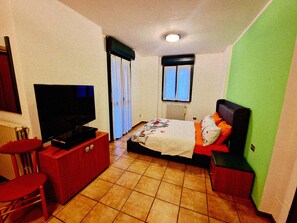 1 sovrum, skrivbord, ljudisolering och internet