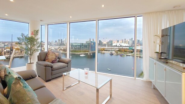 Living area - Luxury Two-Bedroom Apartment with River Views (London)