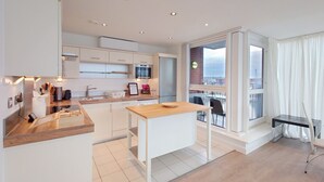 Private kitchen - Luxury Two-Bedroom Apartment with River Views (London)
