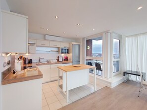 Private kitchen - Luxury Two-Bedroom Apartment with River Views (London)