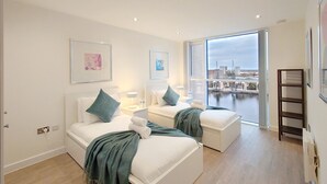Room - Luxury Two-Bedroom Apartment with River Views (London)