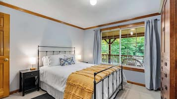 Bureau, fer et planche à repasser, lit de bébé portatif, Wi-Fi