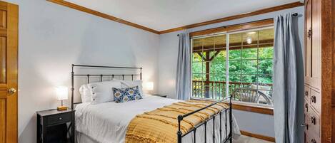 Schreibtisch, Bügeleisen/Bügelbrett, Reisekinderbett, WLAN