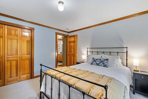 Een bureau, een strijkplank/strijkijzer, reisbedje, wifi