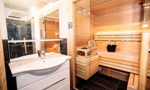 Bathtub, towels - Apartment in Haus Near Ski Slopes & Sauna (Haus)