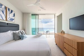 3 bedrooms, desk, iron/ironing board, WiFi - Monet by Khove (Kirra)