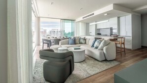 Un apartamento moderno con sala de estar, comedor y cocina.