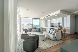 Eine moderne Wohnung mit Wohnzimmer, Essbereich und K üche.