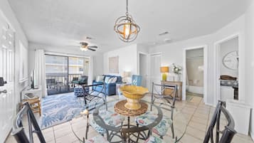 Leilighet – signature, 2 soverom, balkong | Oppholdsrom | En 50-tommers smart-TV med kabel-kanaler