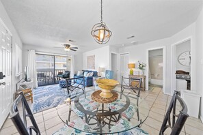 ซิกเนเจอร์คอนโด, 2 ห้องนอน, ระเบียง | ห้องนั่งเล่น | สมาร์ททีวี 50 นิ้ว พร้อมช่องเคเบิล