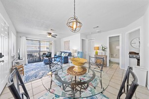 Signature Condo, 2 Bedrooms, Balcony | Ruang tamu | 50 inci sebuah televisyen pintar dengan kabel 