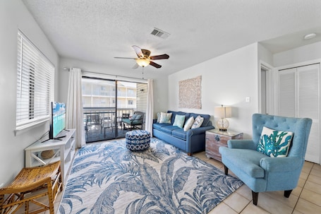 Condo com design assinado, 2 quartos, sacada | Sala de estar | Smart TV 50 polegadas com canais a cabo. Wolf Bay Villas 209