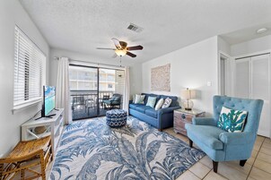 Signature Condo, 2 Bedrooms, Balcony | Ruang tamu | 50 inci sebuah televisyen pintar dengan kabel 