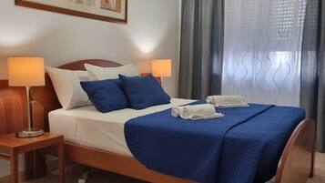 2 Schlafzimmer, BĂŒgeleisen/BĂŒgelbrett, WLAN, BettwĂ€sche