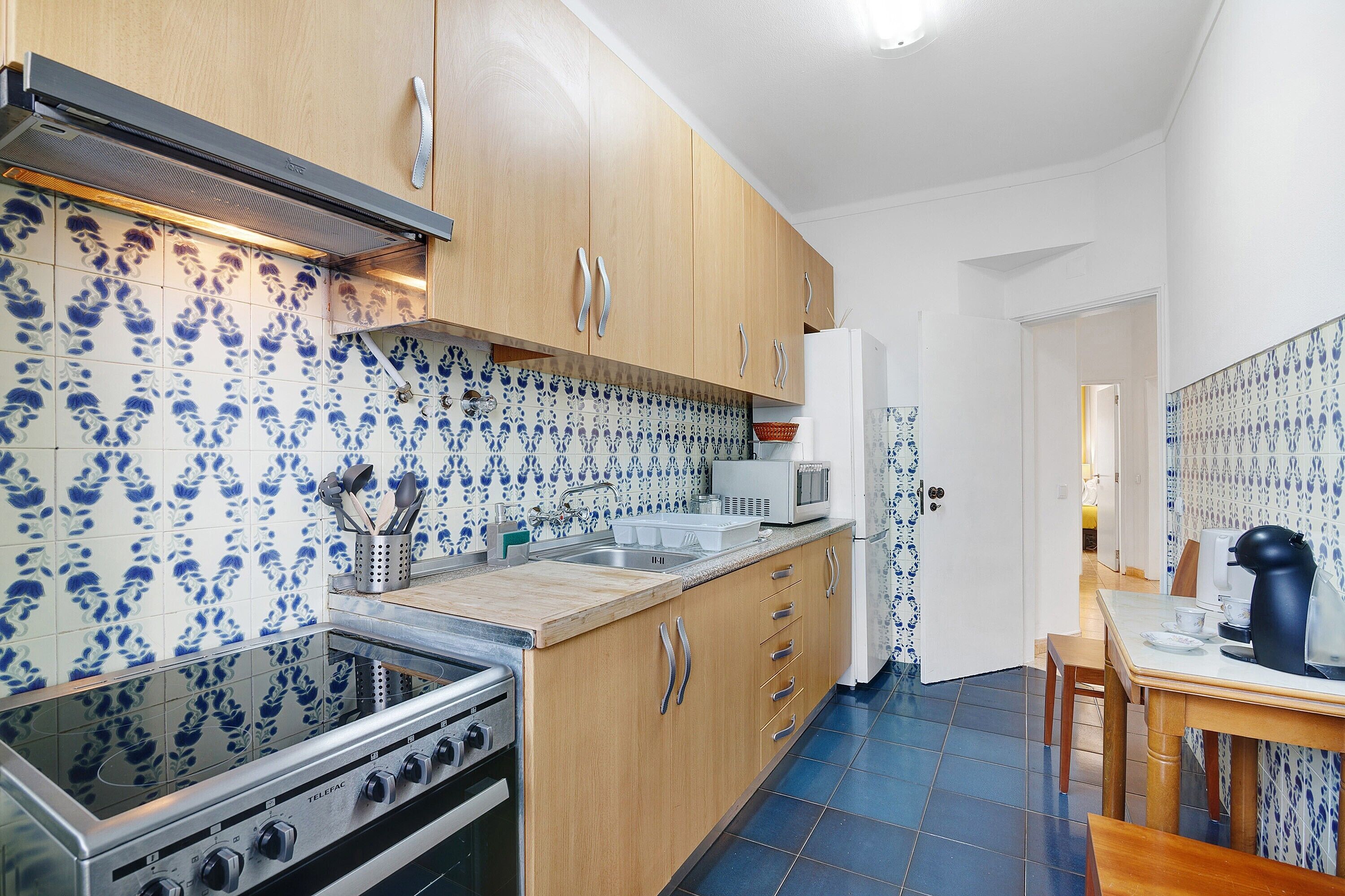 冷蔵庫、電子レンジ、オーブン、コンロ