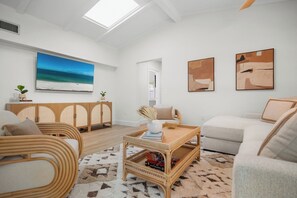 Smart TV, ping pong, stereo - Under the Foxtails by Beach Boutique Rentals (Holmes Beach)