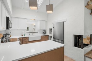 Fridge, microwave, oven, stovetop - Under the Foxtails by Beach Boutique Rentals (Holmes Beach)