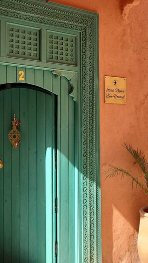 المنشأة من الخارج