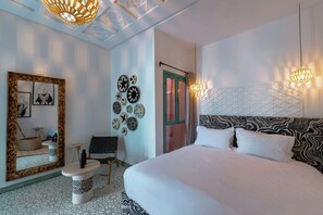 بديكورات فريدة لكل غرفة وطراز فريد لكل وحدة ومكواة/لوح كي