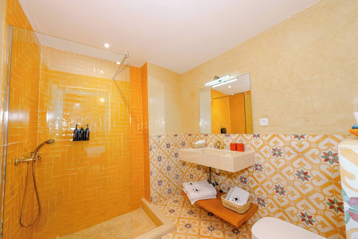 Quarto casal superior, varanda | Banheiro | Chuveiro, secador de cabelo, bidê, sabonete