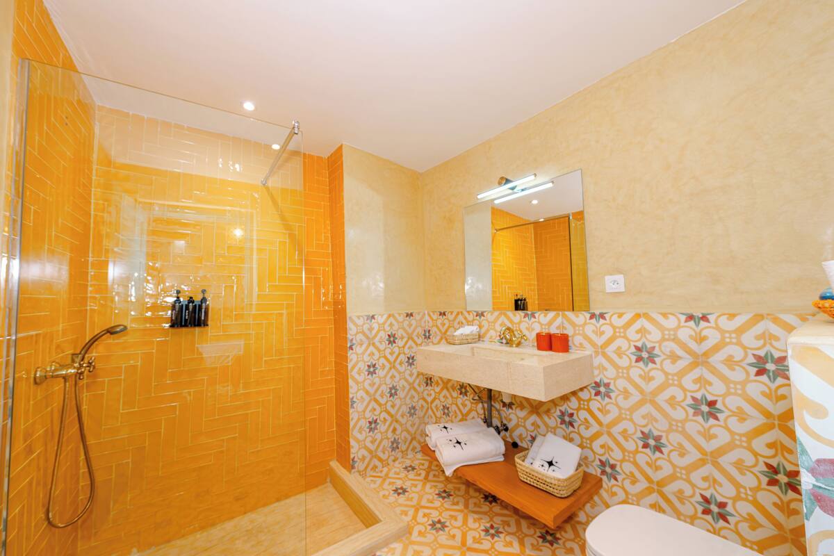 Regadera, secadora de cabello, bidet, jabón