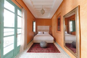 بديكورات فريدة لكل غرفة وطراز فريد لكل وحدة ومكواة/لوح كي