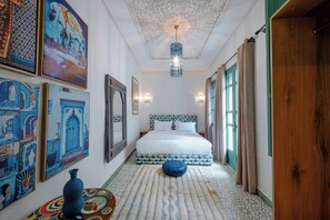 بديكورات فريدة لكل غرفة وطراز فريد لكل وحدة ومكواة/لوح كي