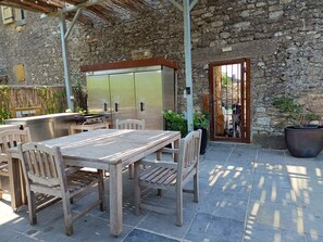 تناول الطعام بالخارج