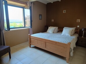 3 chambres, fer et planche à repasser, Wi-Fi, draps fournis