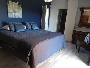 3 chambres, fer et planche à repasser, Wi-Fi, draps fournis