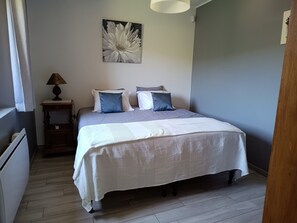 3 عدّة غرف نوم ومكواة/لوح كي وواي فاي وملاءات أسرّة