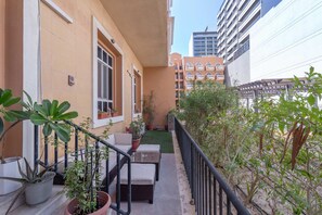 House - Stayshort - Urban Calm With Terrace in the Heart of JVC (Dubai)