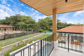 A balcony with a view of a garden and a pool. - Casa Campana (Santa Cruz)
