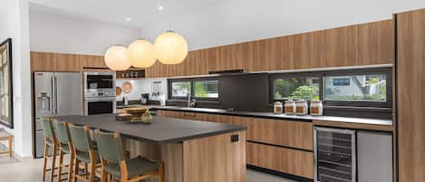 ثلاجة، ميكروويف، فرن، موقد طهي مسطح