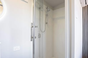 Dusche, Haartrockner, Handtücher