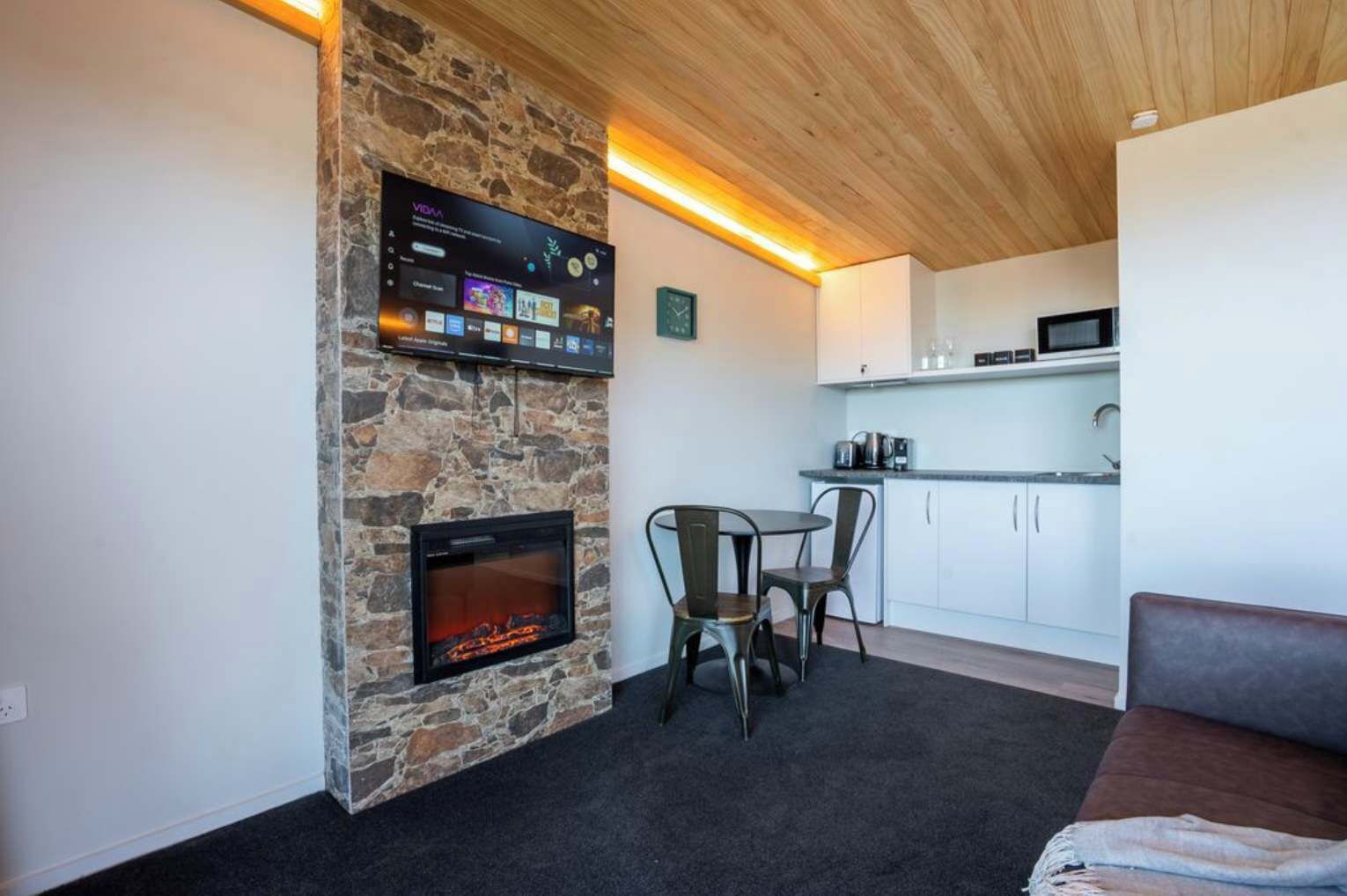 Televisión y chimenea 