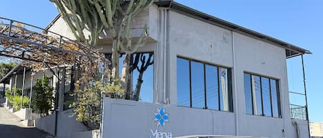 Vista frontal de la propiedad