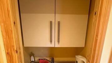 Jääkaappi, mikroaaltouuni, talouspaperi