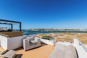 Terrace/patio - Casa Bayview Bliss - Sea Views, Pool & BBQ, Stroll to Beach and Ferragudo Village (Ferragudo)