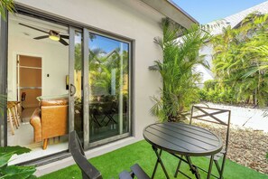 Outdoor dining - Chic Modern Studio with Queen Bed (Fort Lauderdale)