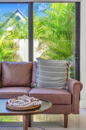 TV, offices - Chic Modern Studio with Queen Bed (Fort Lauderdale)