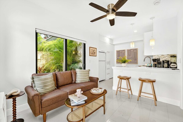 TV, offices - Chic Modern Studio with Queen Bed (Fort Lauderdale)